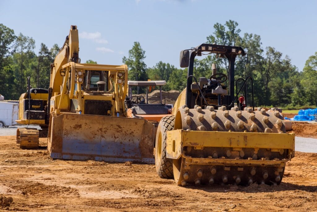 Equipamento pesado operando em obra