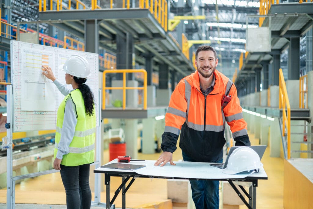 Trabalhadores analisando projeto pensando na segurança do trabalho