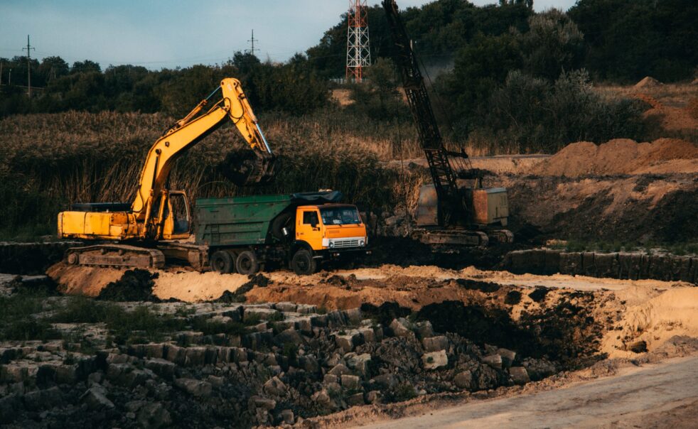 Quais são as três etapas da terraplenagem?
