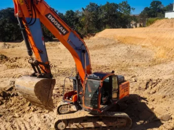 imagem de escavadeira com concha rompedor trabalhando sp