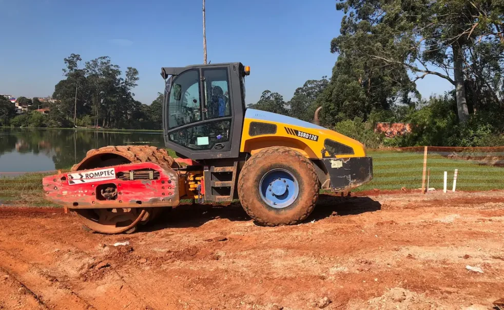 Quando usar rolo compactador e por que ele é essencial na compactação do solo 1 Aluguel de rolo compactador na região de sp pela ROMPTEC