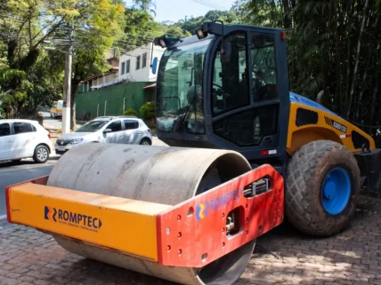 Locação de rolo compactador