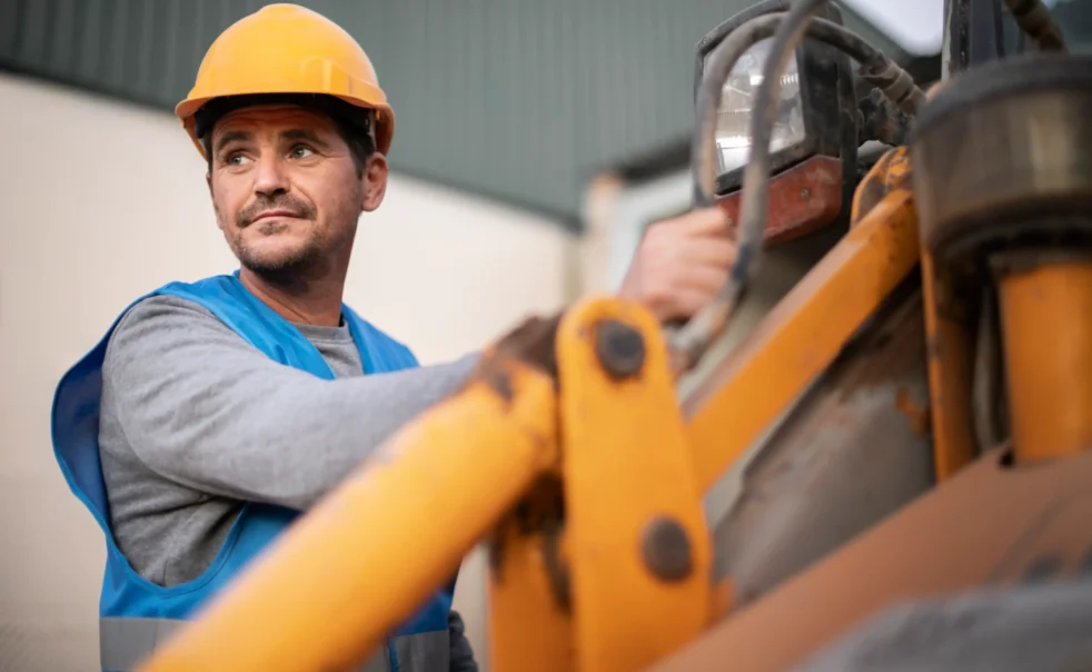 Descubra por que as máquinas compactas dominam as obras urbanas: versatilidade, economia, sustentabilidade e aluguel flexível na construção civil.
