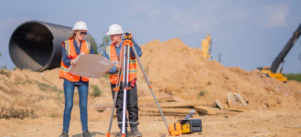 Topografia sendo realizada por profissionais em obra {{brizy_dc_image_alt entityId=