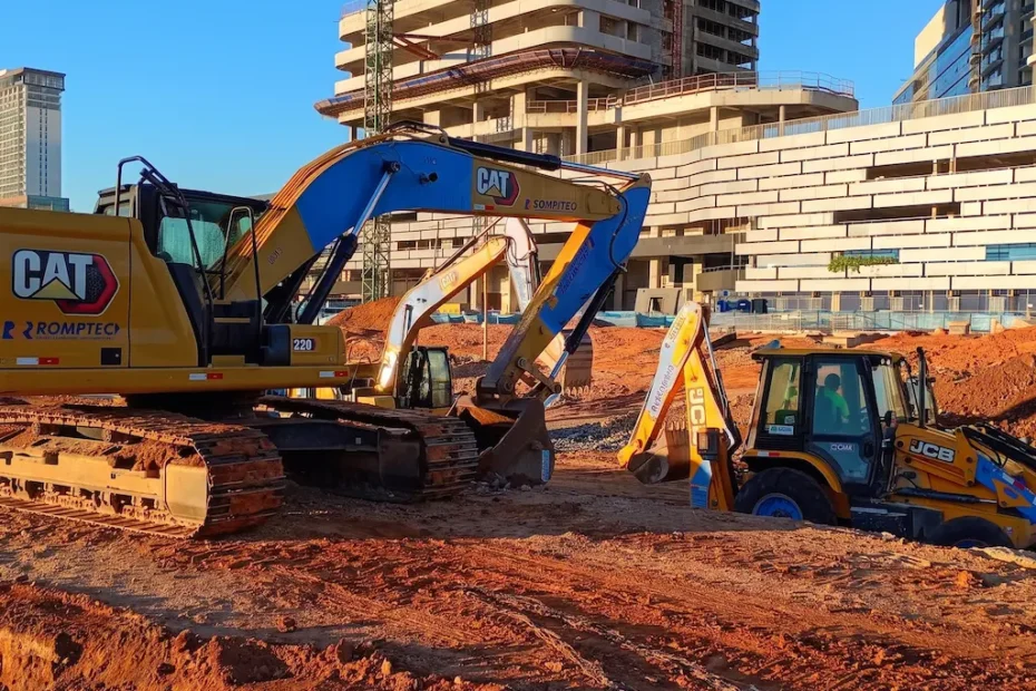 Aluguel de Maquina de Terraplenagem Preço 2 imagem de empresa trabalhando na terraplenagem em sp