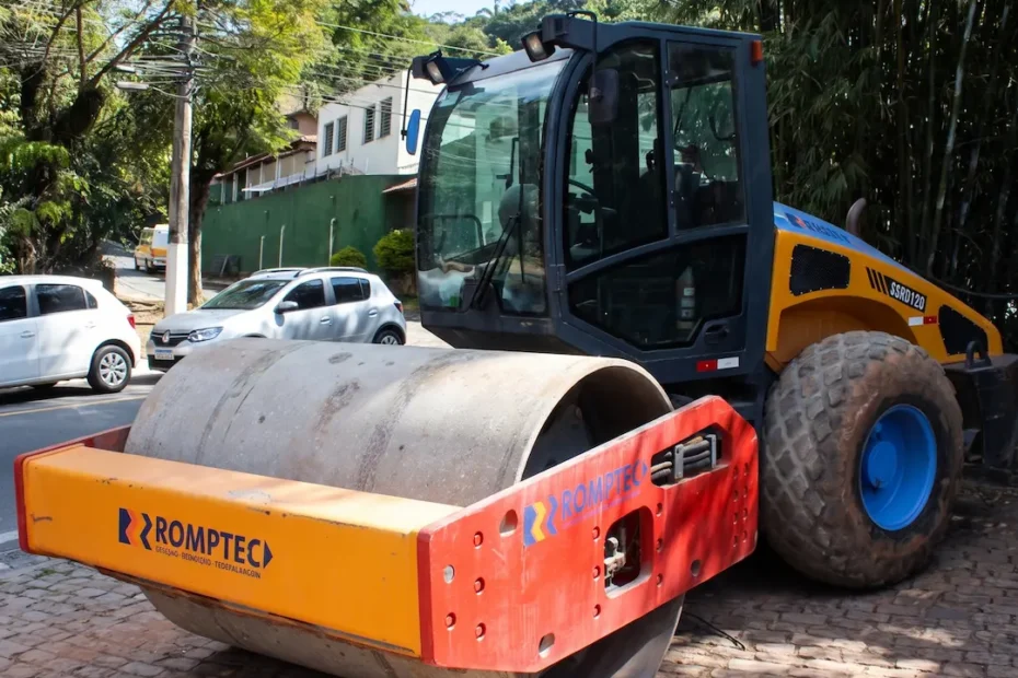 Aluguel de Maquina de Terraplenagem Valor 9 Locação de rolo compactador