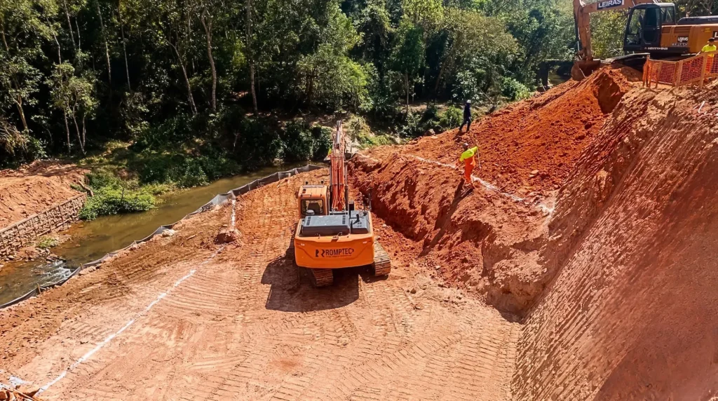 O que é terraplenagem na prática: etapas da preparação do terreno